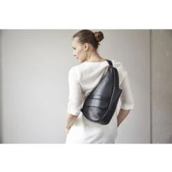 The Healthy Back Bag Leather S Black -Eastpak Verkoop leathers bk 1