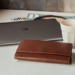 Chesterfield Mirthe RFID Portemonnee Black 13 Chesterfield Mirthe RFID Portemonnee Black -Eastpak Verkoop leren portemonnee bruin mirthe rfid 1