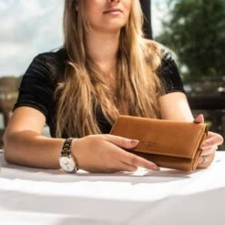 Chesterfield Mirthe RFID Portemonnee Black 12 Chesterfield Mirthe RFID Portemonnee Black -Eastpak Verkoop leren portemonnee cognac mirthe rfid 1