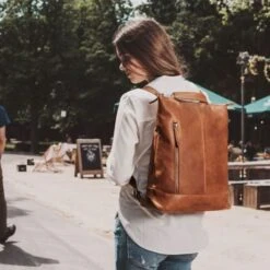 Chesterfield Chelsea Rugzak / Schouder Shopper 14" Cognac 10 Chesterfield Chelsea Rugzak / Schouder Shopper 14" Cognac -Eastpak Verkoop leren rugzak cognac chelsea