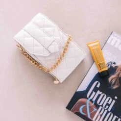 MOSZ Telefoontasje Quilted Black Light Gold -Eastpak Verkoop sfeer 15